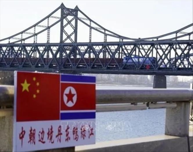 Tàu chở hàng từ Triều Tiên di chuyển hướng tới thành phố Đan Đông (Trung Quốc) ngày 21/12/2025. Ảnh tư liệu: Kyodo/TTXVN