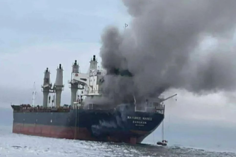 Tàu chở hàng Mayuree Naree của Thái Lan bị tấn công ở eo biển Hormuz, ngày 11-3. Ảnh: Royal Thai Navy