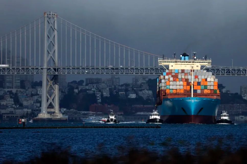 Một tàu container cập cảng Oakland, California. Ảnh : Getty Images