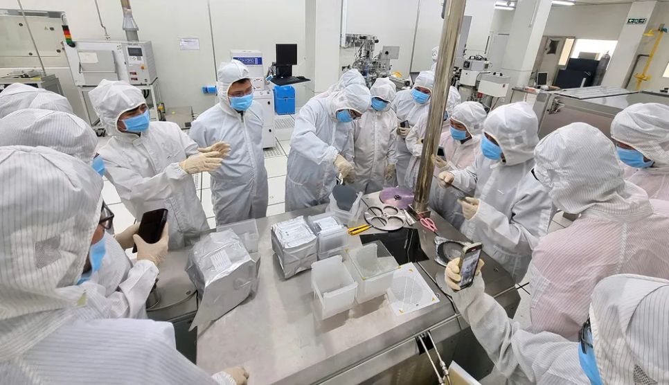 Giảng viên các trường đại học thực hành về chuyên ngành vi mạch, bán dẫn tại Khu công nghệ cao TPHCM