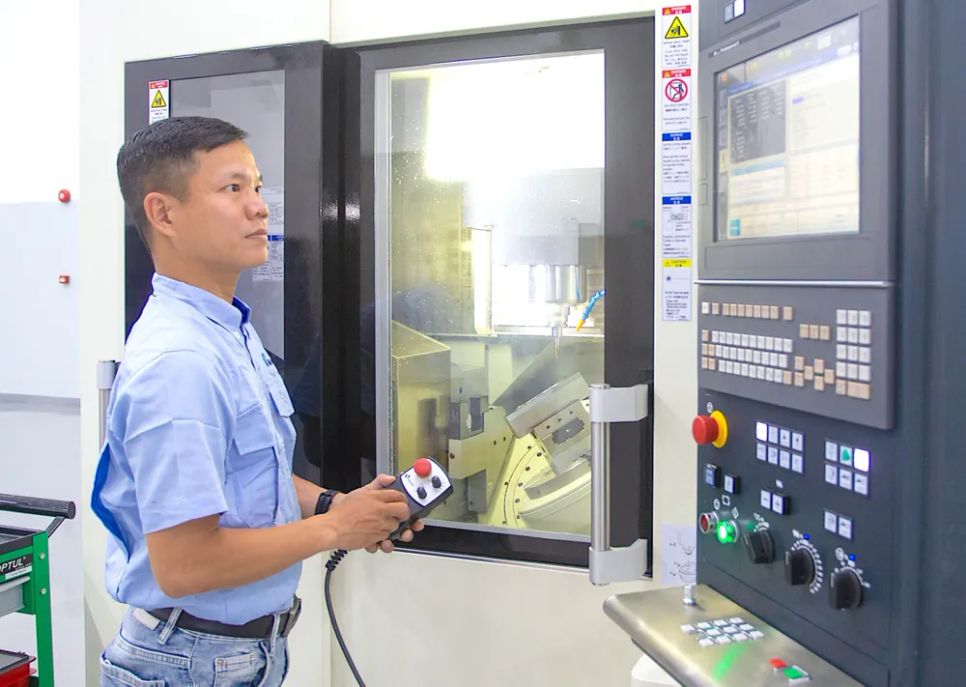 Kỹ sư Công ty TNHH Makino Việt Nam tại Khu Công nghệ cao TPHCM điều khiển hệ thống thiết kế khuôn mẫu cơ khí ẢNH: HOÀNG HÙNG