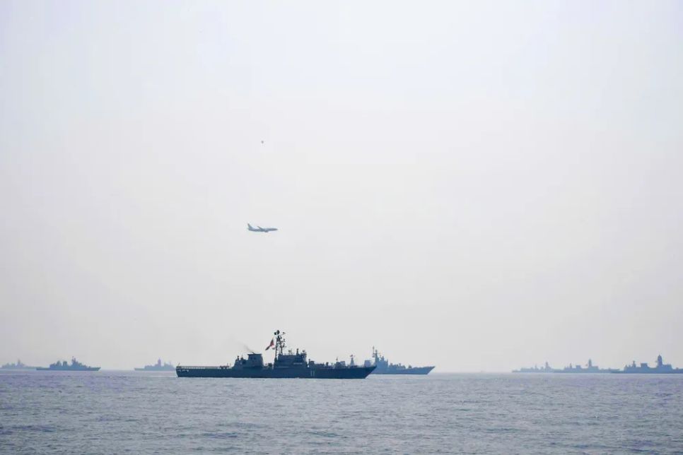 Các tàu vận động thực hiện các khoa mục trong diễn tập