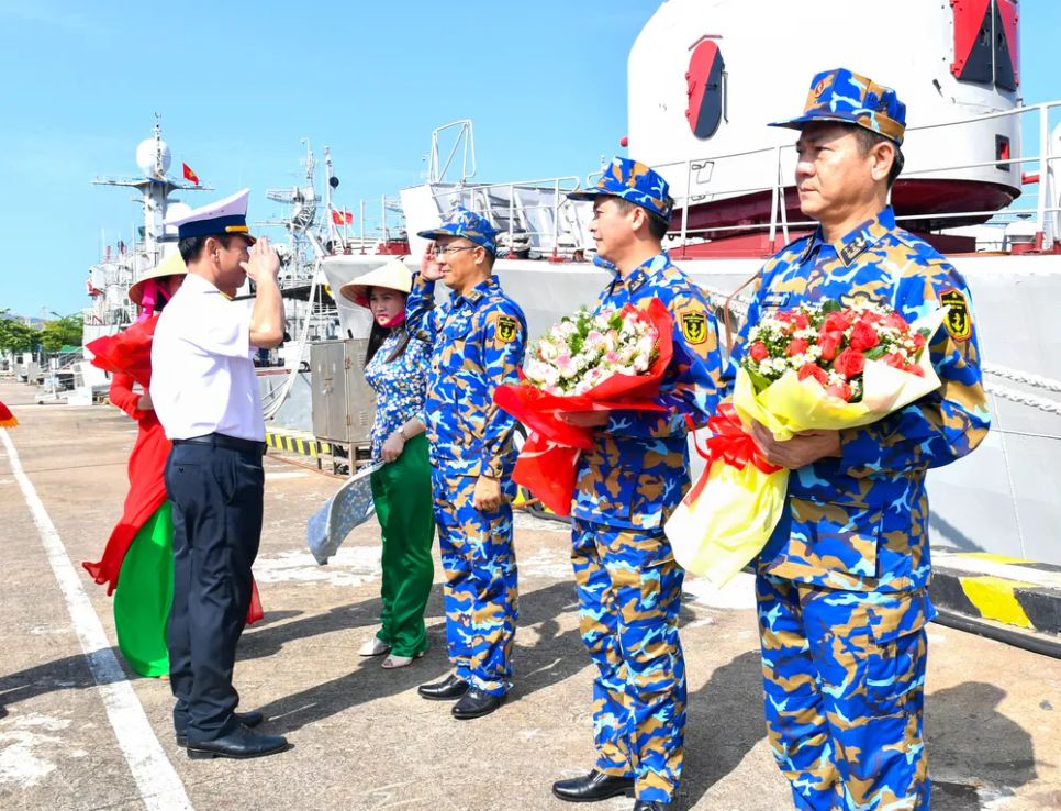 Đại tá Đỗ Hồng Duyên, Phó Chính ủy Vùng 2 Hải quân đón đoàn công tác