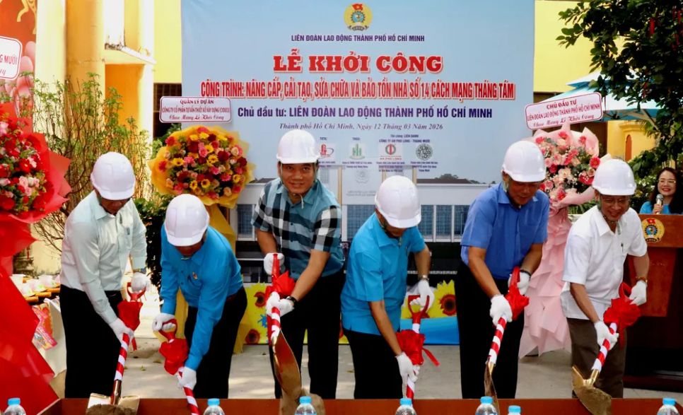 Các đại biểu thực hiện nghi thức khởi công Nhà số 14 Cách Mạng Tháng Tám