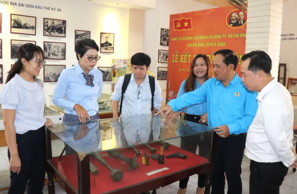 Công nhân, người lao động tham quan khu trưng bày hiện vật của phong trào công nhân Sài Gòn - Chợ Lớn