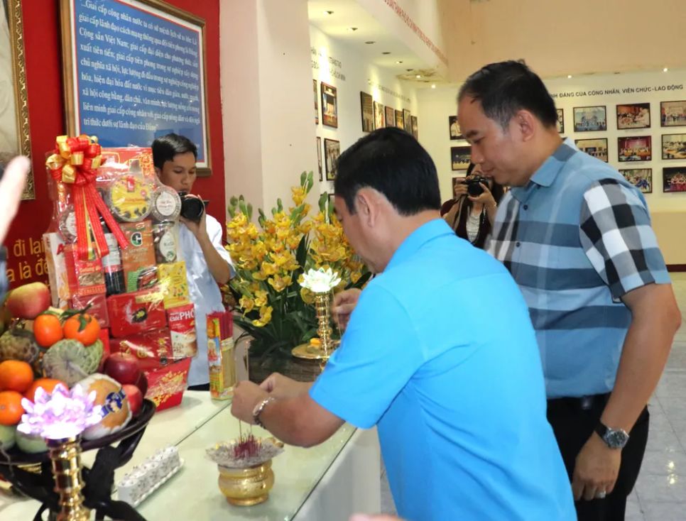 Dâng hương tại Nhà số 14 Cách Mạng Tháng Tám trước khi khởi công