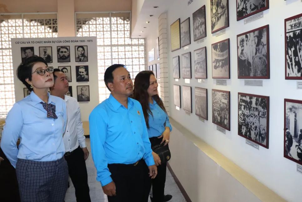 Phòng trưng bày hình ảnh về phong trào CNVC-LĐ và hoạt động Công đoàn Thành phố tại Phòng Truyền thống