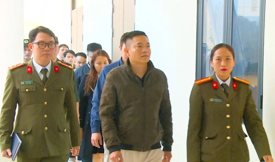 Hoàng Văn Toàn cùng nhiều đồng phạm bị bắt giữ. Ảnh: CACC