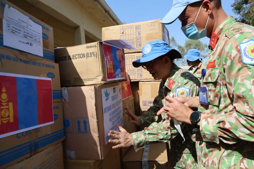 Trao tặng vật tư y tế cho địa phương