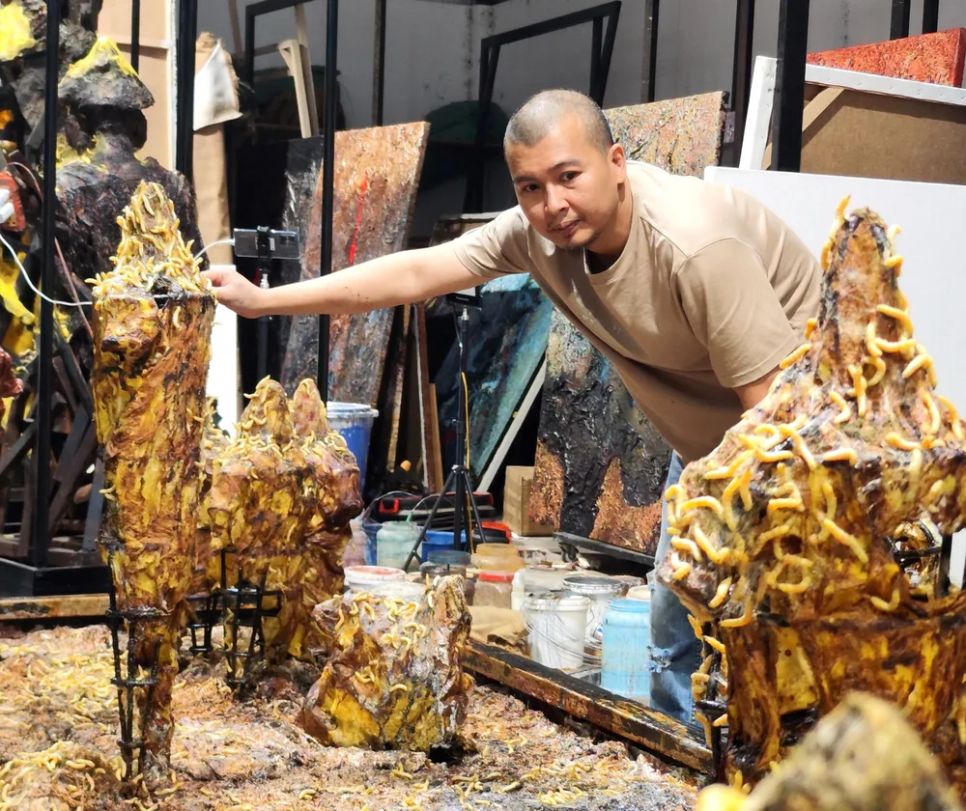Nghệ sĩ Lê Hữu Hiếu chuẩn bị tác phẩm tham dự triển lãm