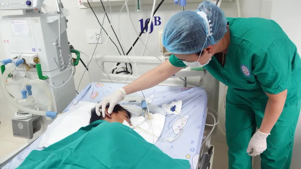 Em B. (11 tuổi) nhập viện tại bệnh viện. Ảnh: XUÂN QUỲNH