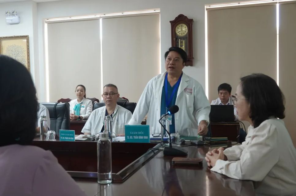 TS.BS Trần Đình Vinh, Giám đốc Bệnh viện Phụ sản – Nhi Đà Nẵng thông tin về quá trình điều trị các bệnh nhi. Ảnh: XUÂN QUỲNH