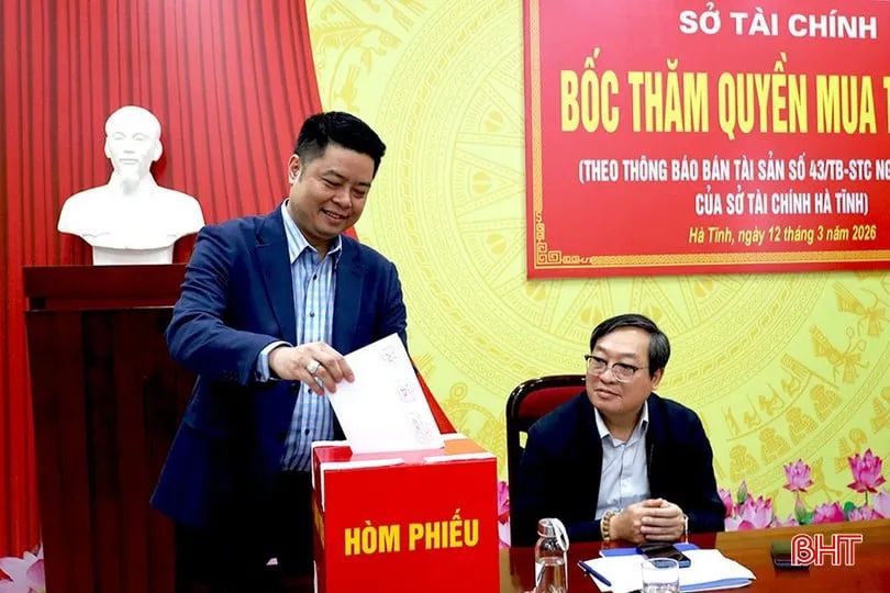 Khách hàng bỏ phiếu vào hòm phiếu trước sự chứng kiến của lãnh đạo Sở Tài chính Hà Tĩnh và các cơ quan chức năng liên quan. Ảnh: Báo Hà Tĩnh