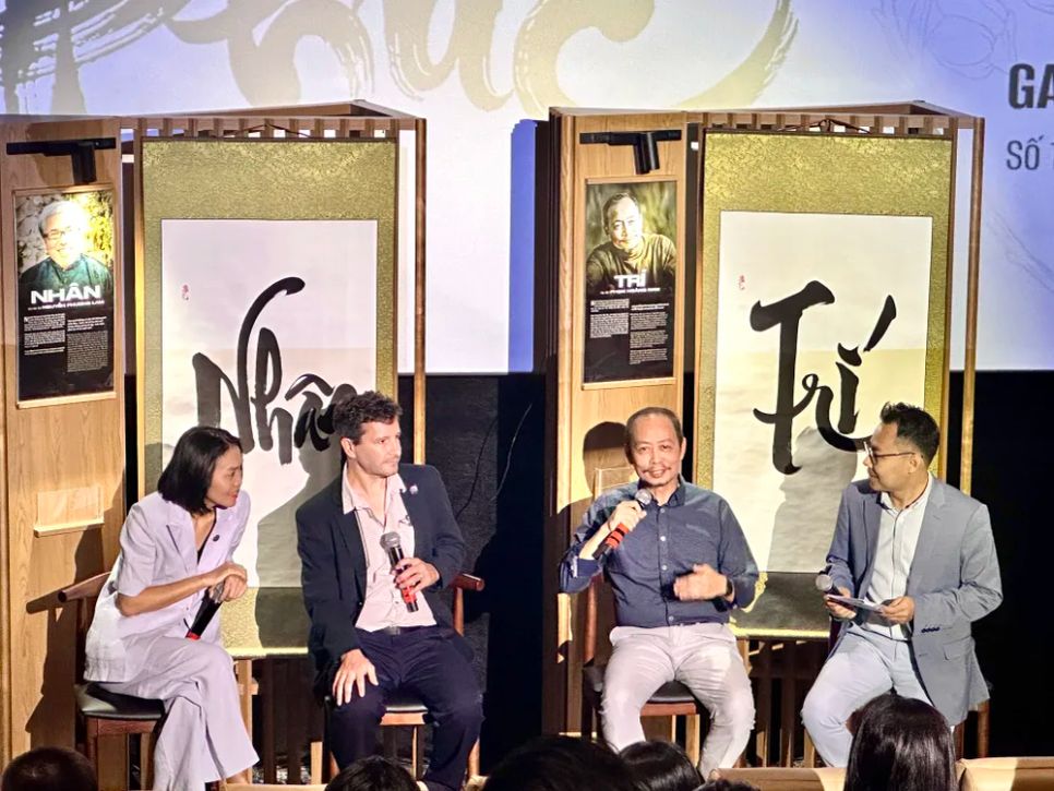 Đạo diễn Phạm Hoàng Nam (thứ 2 từ phải sang) chia sẻ về vai trò của lòng trắc ẩn tại chương trình