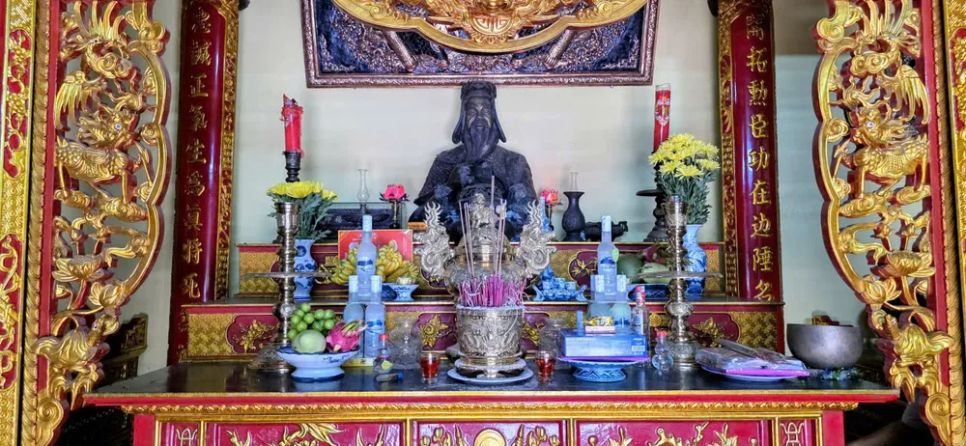 Quê nhà lập trang thờ khiêm cung