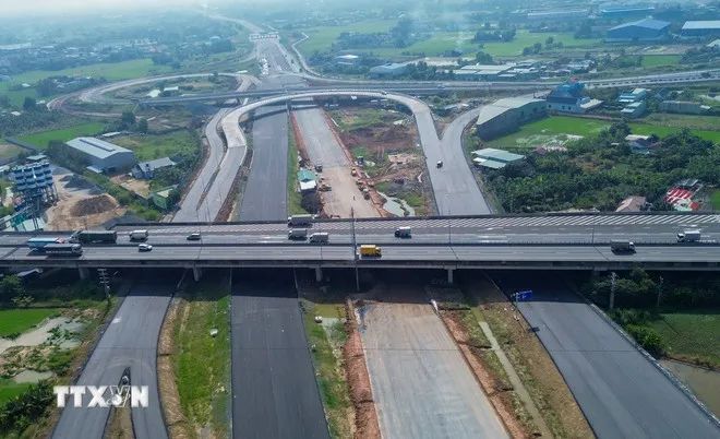 Tuyến Vành đai 3 TPHCM, đoạn qua tỉnh Tây Ninh đang dần hoàn thiện, góp phần tăng cường kết nối giao thông vùng kinh tế trọng điểm phía Nam. (Ảnh: Giang Phương/TTXVN)
