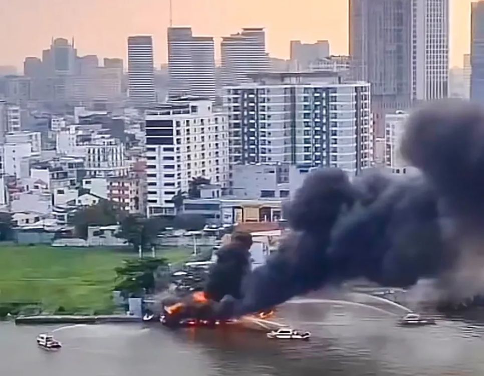 Lực lượng chức năng tiếp cận dập tắt đám cháy du thuyền trên sông Sài Gòn, ngày 7-1-2026