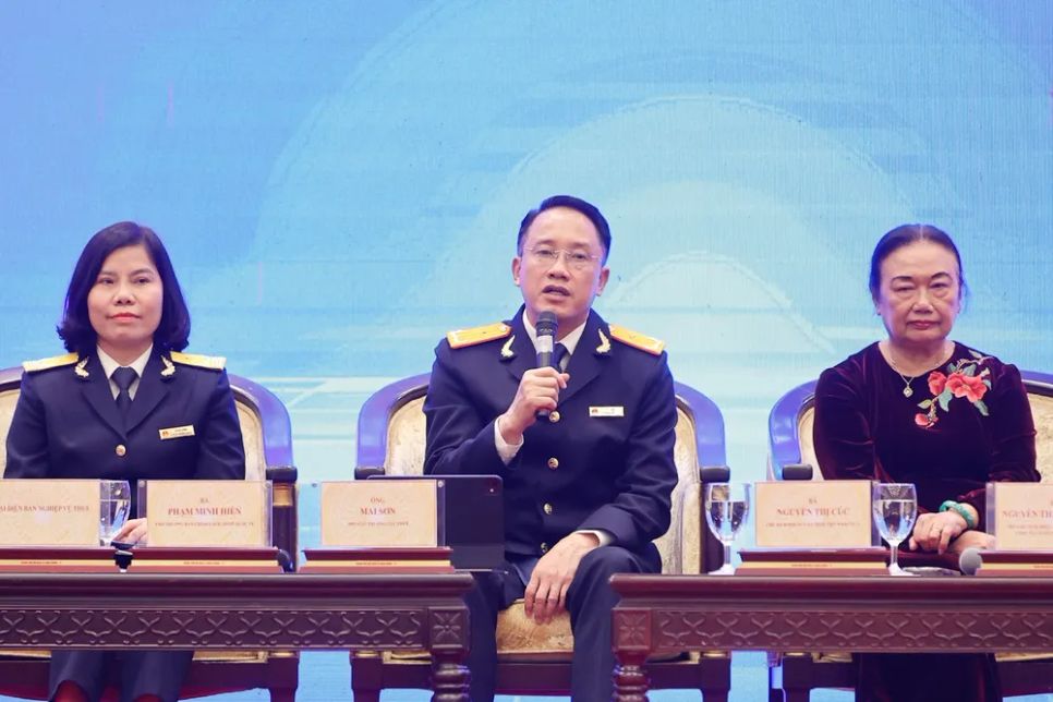 Ông Mai Sơn, Phó Cục trưởng Cục Thuế, giải đáp các băn khoăn của hộ kinh doanh