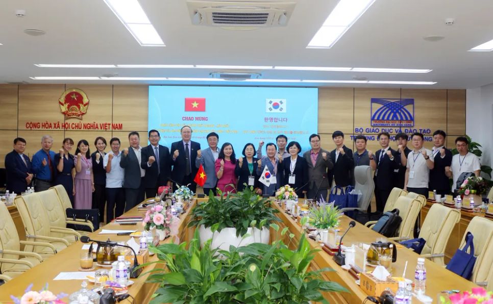 Đại biểu chụp ảnh lưu niệm