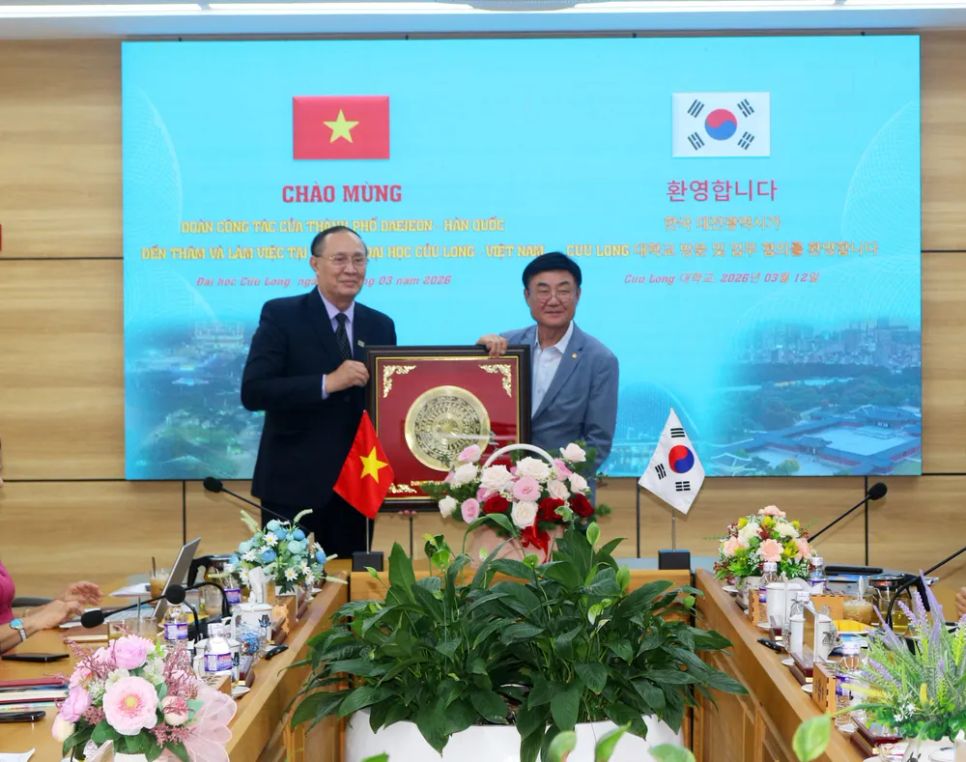 Tiến sĩ Nguyễn Thanh Dũng tặng quà lưu niệm cho ông Nam Jae Dong, Chủ tịch Hội đồng tình thương TP. Daejeon