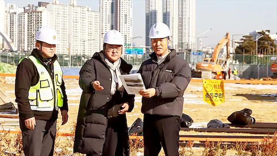 Thị trưởng Seoul Oh Se-hoon kiểm tra tiến độ thi công tại một công trình xây dựng ở quận Seongdong, Seoul. Ảnh: NEWS1