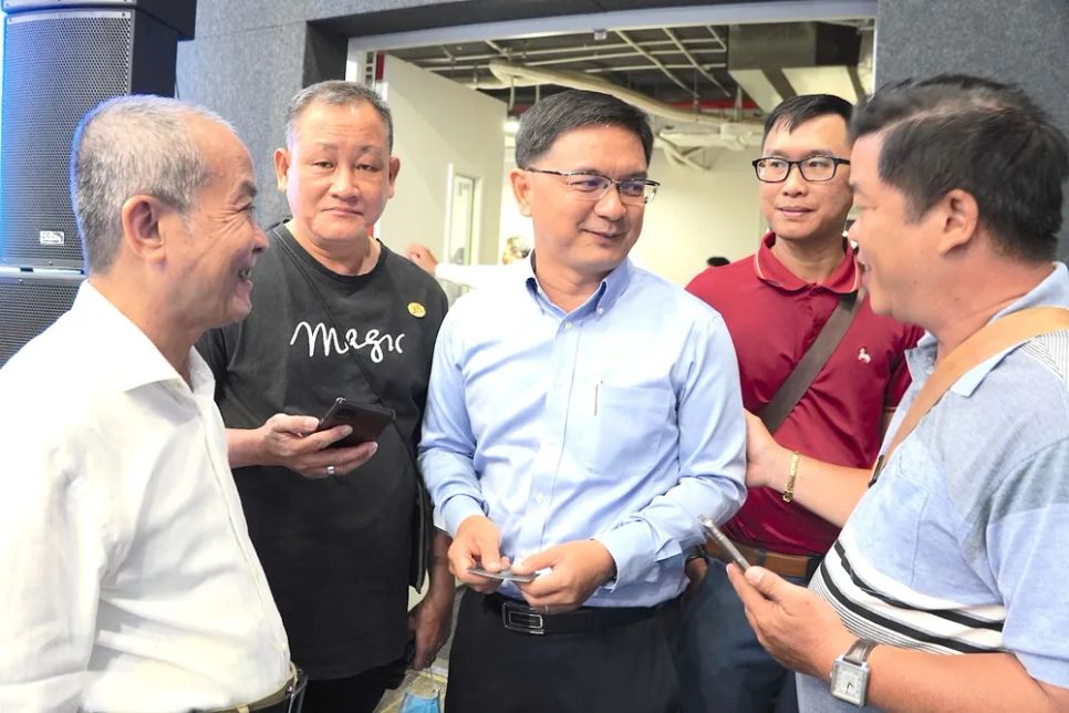 Phó Chủ tịch UBND TPHCM Nguyễn Mạnh Cường lắng nghe ý kiến của các đại biểu dự hội nghị. Ảnh: QUANG HUY