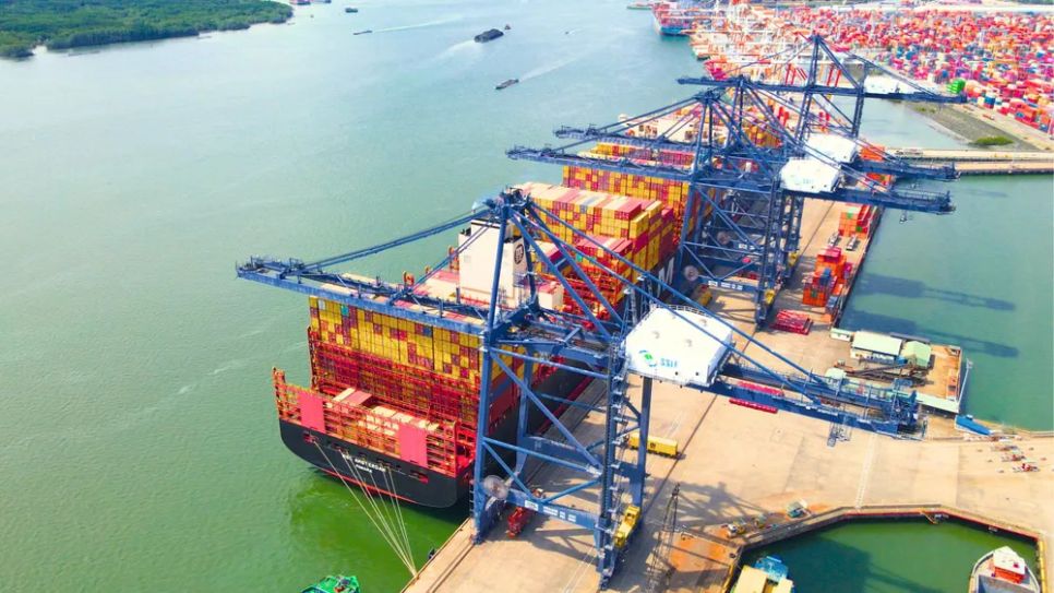 Tàu mẹ cập cảng SSIT làm hàng