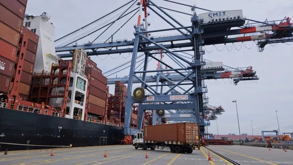 Vận chuyển hàng ra cầu cảng tại cảng CMIT