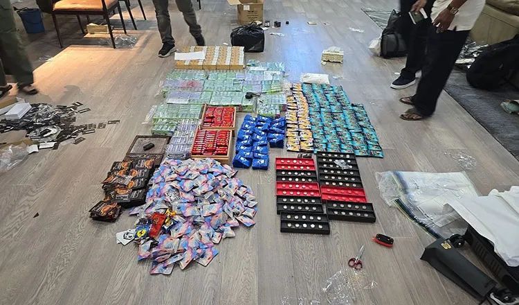 Tang vật liên quan lừa đảo bị tịch thu sau cuộc đột kích của cảnh sát tại Phnom Penh. Ảnh: Khmer Times