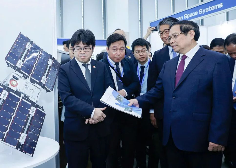 Thủ tướng Phạm Minh Chính cùng các đại biểu tham quan Trung tâm Vũ trụ Việt Nam tại Khu Công nghệ cao Hòa Lạc. Ảnh: VIẾT CHUNG