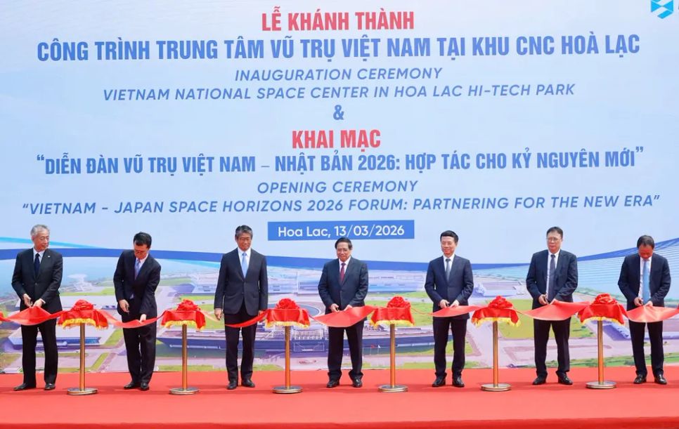 Thủ tướng Phạm Minh Chính và các đại biểu cắt băng khánh thành công trình Trung tâm Vũ trụ Việt Nam tại Khu Công nghệ cao Hòa Lạc. Ảnh: VIẾT CHUNG