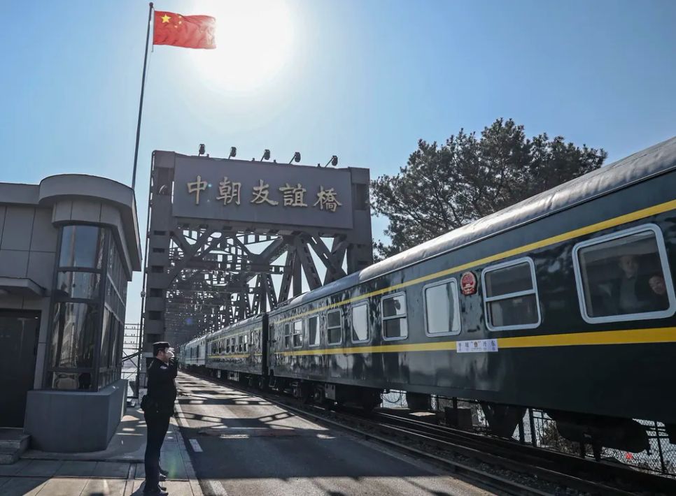 Chuyến tàu từ Đan Đông, tỉnh Liêu Ninh, Trung Quốc đi Bình Nhưỡng ngày 12-3. Ảnh: Xinhua-Yonhap