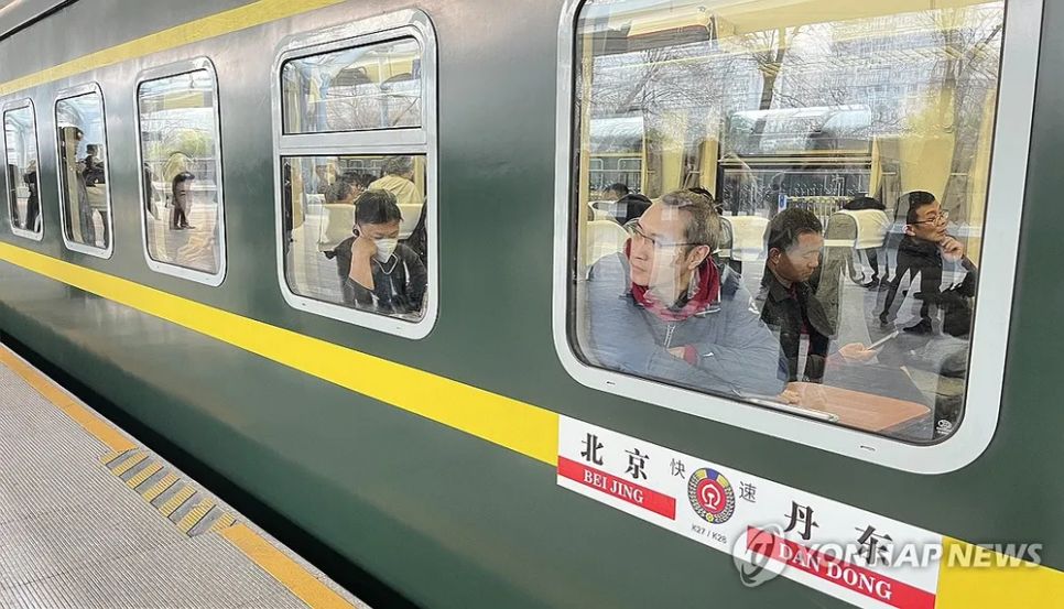Một chuyến tàu chở khách rời ga Bắc Kinh vào ngày 12-3 để đi Bình Nhưỡng. Ảnh : Yonhap