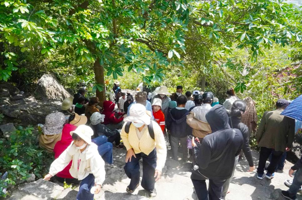 “Biển người” leo núi trẩy hội chùa Ông Núi