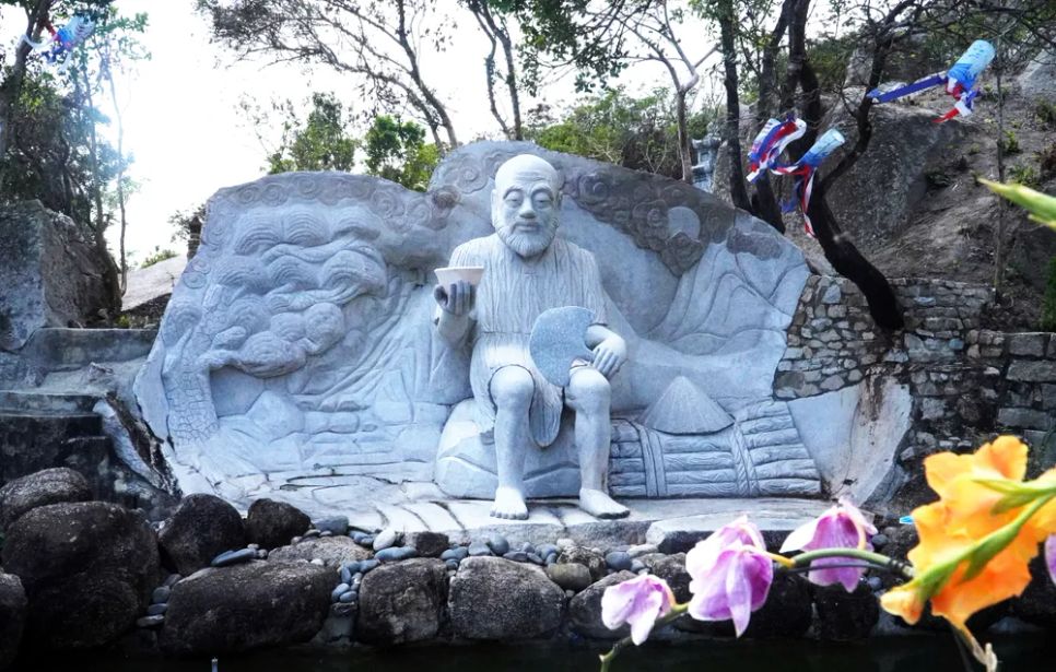 Bức tượng đá mô phỏng lại hình Ông Núi xưa kia