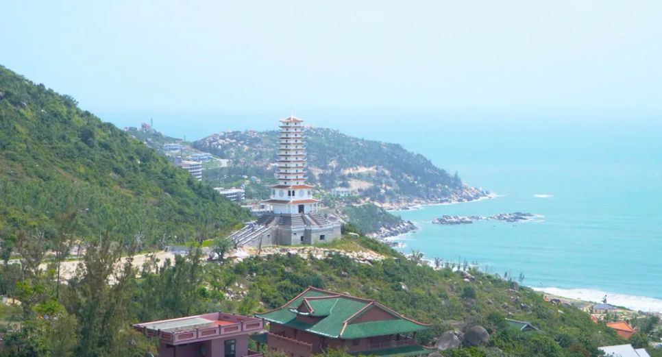 Chùa hướng ra biển cả mênh mông