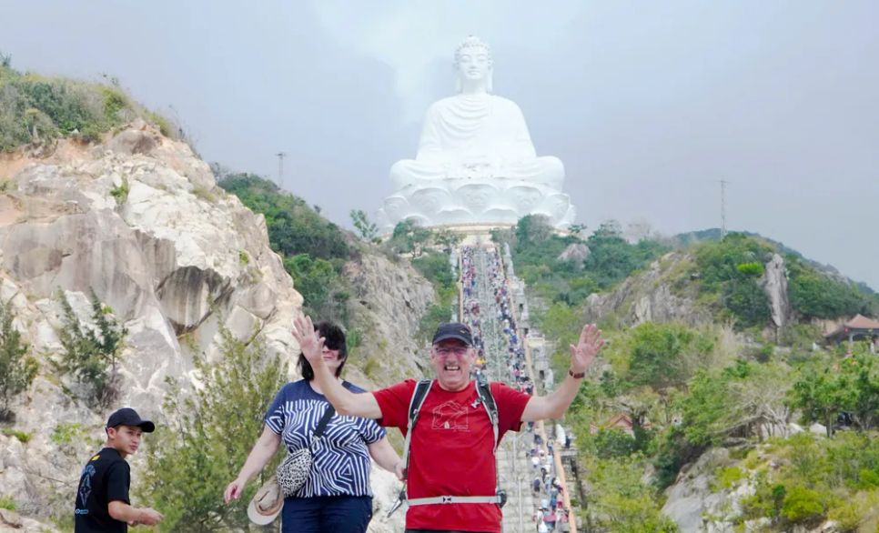 Du khách quốc tế hòa vào dòng người trẩy hội chùa Ông Núi