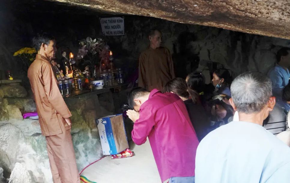 Người dân viếng Ông Núi trong hang đá