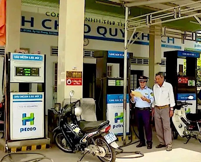 Các Đội QLTT tuyên truyền phổ biến quy định về mua bán xăng dầu cho doanh nghiệp và người dân
