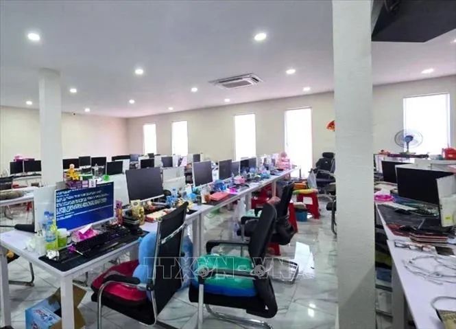 Lực lượng chức năng tỉnh Banteay Meanchey đột kích tòa nhà được dùng cho hoạt động lừa đảo trực tuyến tại thành phố Poipet. Ảnh: AKP/TTXVN phát