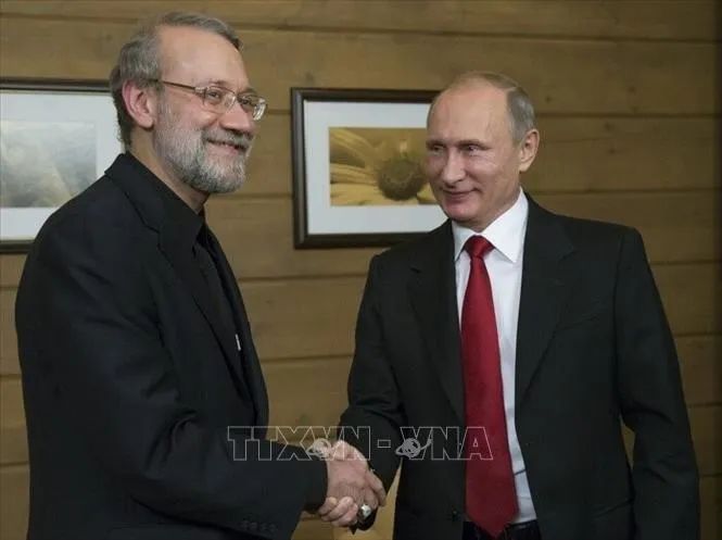 Tổng thống Liên bang Nga Vladimir Putin (phải) và ông Ali Larijani, cố vấn cấp cao của Lãnh tụ Tối cao Iran, tại cuộc gặp ở Moskva. Ảnh: IRNA/TTXVN