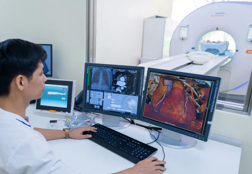 Bác sĩ Bệnh viện Ung bướu TPHCM chuẩn bị xạ trị cho người bệnh