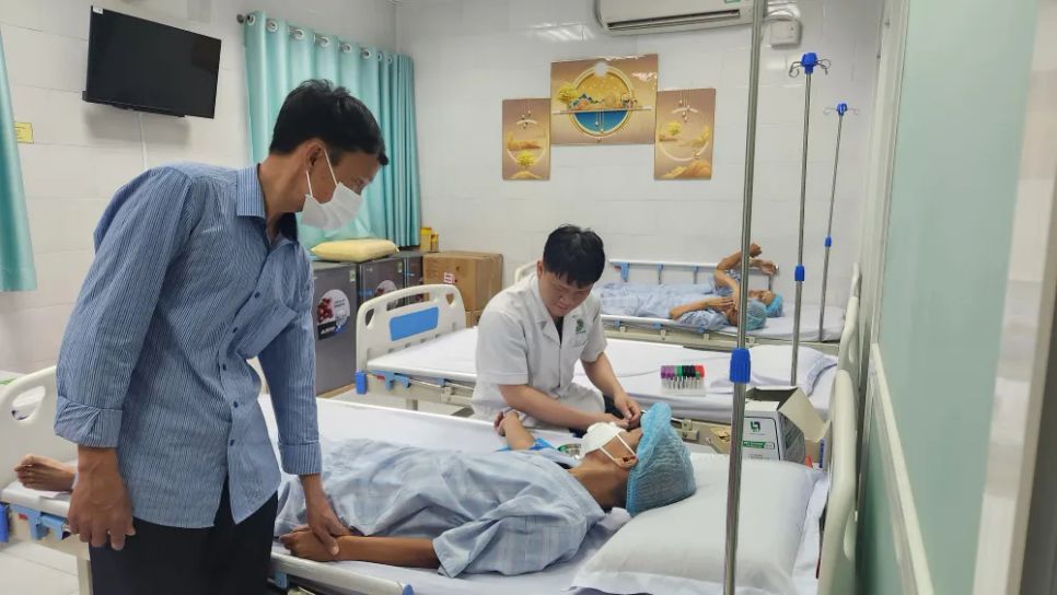 Bệnh nhân được lấy máu xét nghiệm theo quy trình trước phẫu thuật.