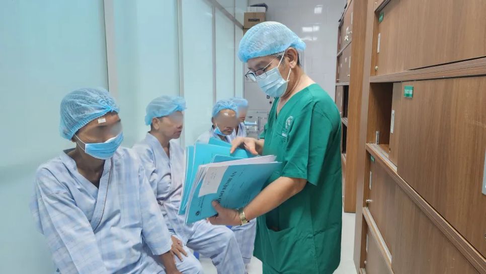 Người bệnh được thăm khám, xét nghiệm trước khi phẫu thuật mắt.