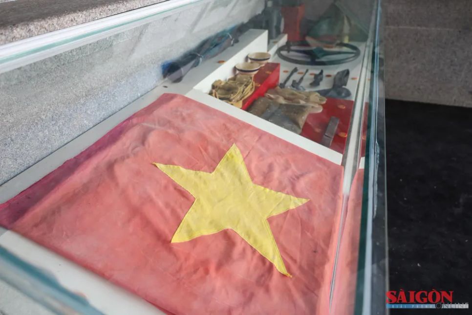 Cờ Tổ quốc mà Anh hùng LLVTND Trần Văn Phương và đồng đội đã anh dũng hy sinh bảo vệ trong sự kiện ngày 14-3-1988