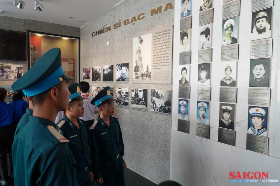 Dòng người dâng hương tại Khu tưởng niệm 64 chiến sĩ Gạc Ma