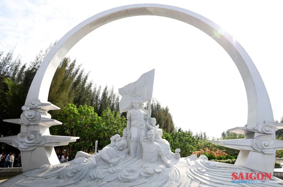 Dòng người dâng hương tại Khu tưởng niệm 64 chiến sĩ Gạc Ma