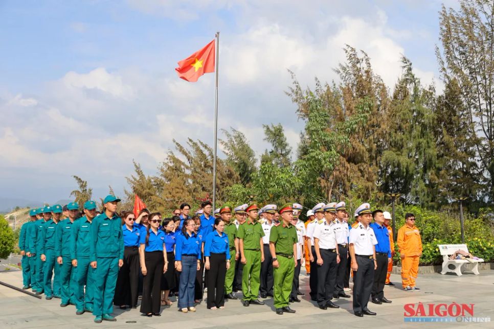 Dòng người dâng hương tại Khu tưởng niệm 64 chiến sĩ Gạc Ma