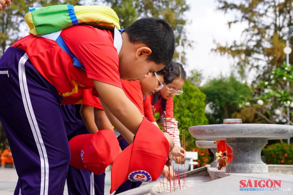 Dòng người dâng hương tại Khu tưởng niệm 64 chiến sĩ Gạc Ma