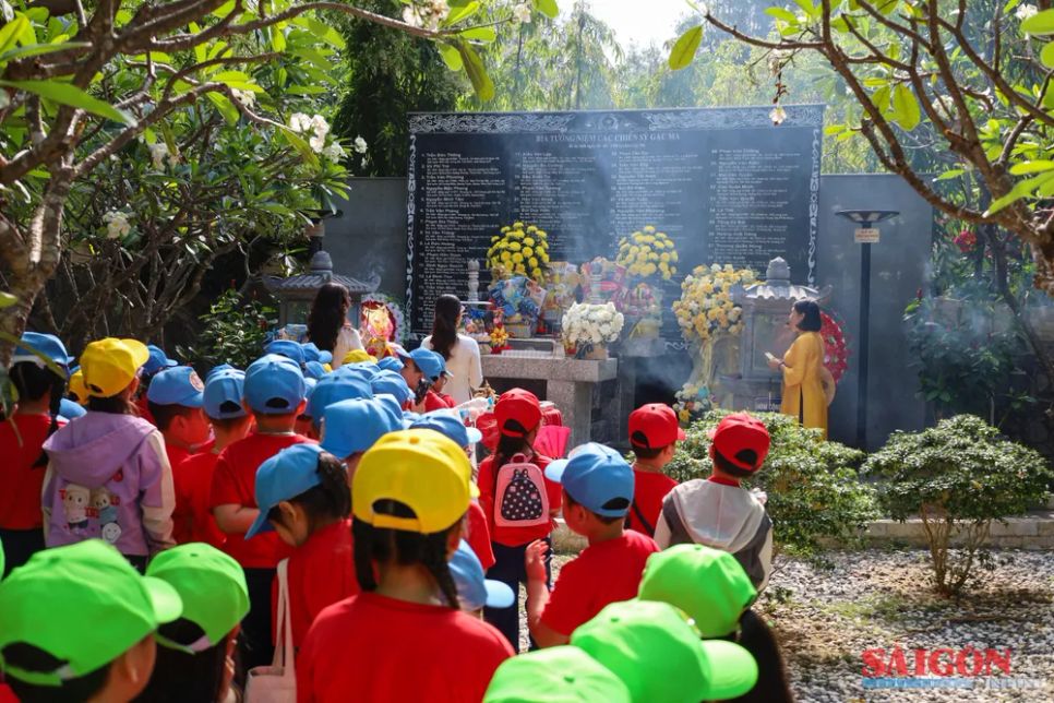 Học sinh Trường Tiểu học Phước Long 2, phường Nam Nha Trang dâng hương, hoa đến 64 chiến sĩ Gạc Ma